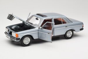 Mercedes 230E W123 Hopea & Vaaleansininen Revell 1:18 08407 Metalli — kuva 2 / 8