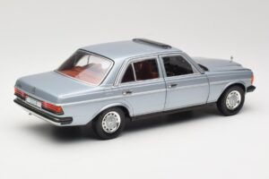 Mercedes 230E W123 Hopea & Vaaleansininen Revell 1:18 08407 Metalli — kuva 3 / 8