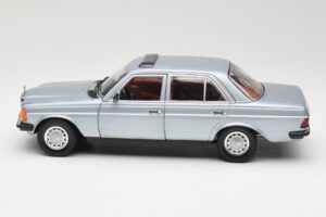 Mercedes 230E W123 Hopea & Vaaleansininen Revell 1:18 08407 Metalli — kuva 4 / 8