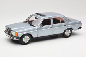 Mercedes 230E W123 Hopea & Vaaleansininen Revell 1:18 08407 Metalli
