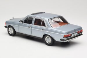Mercedes 230E W123 Hopea & Vaaleansininen Revell 1:18 08407 Metalli — kuva 7 / 8