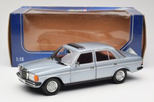 Mercedes 230E W123 Hopea & Vaaleansininen Revell 1:18 08407 Metalli — kuva 8 / 8