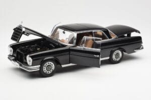 Mercedes 280 SE W111 Coupe Musta AUTOart 1:18 76286 Metalli — kuva 2 / 8