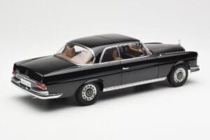 Mercedes 280 SE W111 Coupe Musta AUTOart 1:18 76286 Metalli — kuva 3 / 8