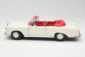 Mercedes 280SE W108 Ivory Valkoinen Maisto 1:18 50223 Metalli — kuva 4 / 8