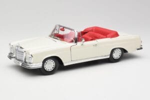 Mercedes 280SE W108 Ivory Valkoinen Maisto 1:18 50223 Metalli