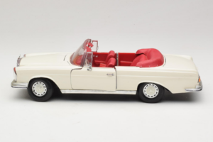 Mercedes 280 SE W108 Valkoinen Maisto 1:18 52111 Metalli — kuva 4 / 8