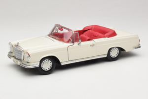 Mercedes 280 SE W108 Valkoinen Maisto 1:18 52111 Metalli