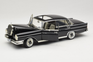 Mercedes 300 SE W112 Black Metallic Revell 1:18 08910 Metalli — kuva 2 / 8