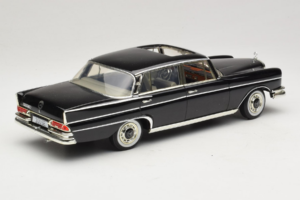 Mercedes 300 SE W112 Black Metallic Revell 1:18 08910 Metalli — kuva 3 / 8