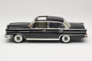 Mercedes 300 SE W112 Black Metallic Revell 1:18 08910 Metalli — kuva 4 / 8
