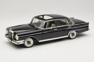 Mercedes 300 SE W112 Black Metallic Revell 1:18 08910 Metalli