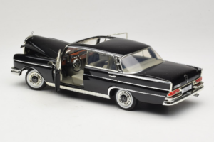Mercedes 300 SE W112 Black Metallic Revell 1:18 08910 Metalli — kuva 5 / 8