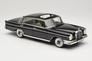 Mercedes 300 SE W112 Black Metallic Revell 1:18 08910 Metalli — kuva 6 / 8
