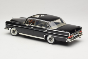 Mercedes 300 SE W112 Black Metallic Revell 1:18 08910 Metalli — kuva 7 / 8
