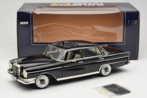 Mercedes 300 SE W112 Black Metallic Revell 1:18 08910 Metalli — kuva 8 / 8