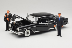 Mercedes 300 SE Musta Hahmojen Kanssa Revell 1:18 9050 Metalli — kuva 2 / 9