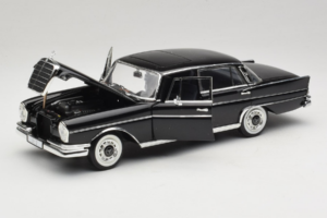 Mercedes 300 SE Musta Hahmojen Kanssa Revell 1:18 9050 Metalli — kuva 3 / 9
