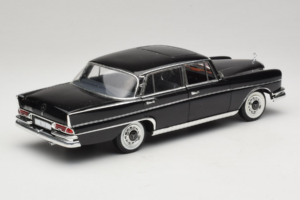 Mercedes 300 SE Musta Hahmojen Kanssa Revell 1:18 9050 Metalli — kuva 4 / 9