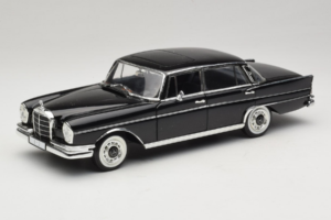 Mercedes 300 SE Musta Hahmojen Kanssa Revell 1:18 9050 Metalli