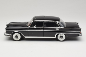 Mercedes 300 SE Musta Hahmojen Kanssa Revell 1:18 9050 Metalli — kuva 5 / 9