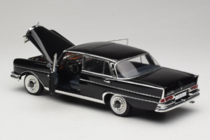 Mercedes 300 SE Musta Hahmojen Kanssa Revell 1:18 9050 Metalli — kuva 6 / 9
