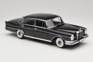 Mercedes 300 SE Musta Hahmojen Kanssa Revell 1:18 9050 Metalli — kuva 7 / 9