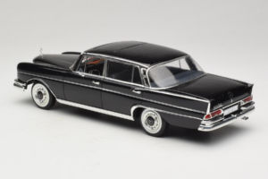 Mercedes 300 SE Musta Hahmojen Kanssa Revell 1:18 9050 Metalli — kuva 8 / 9