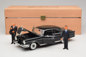 Mercedes 300 SE Musta Hahmojen Kanssa Revell 1:18 9050 Metalli — kuva 9 / 9