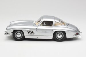 Mercedes 300 SL Hopea Bburago 1:18 3013 Metalli — kuva 4 / 8