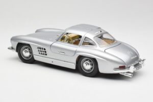 Mercedes 300 SL Hopea Bburago 1:18 3013 Metalli — kuva 7 / 8