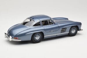 Mercedes 300 SL W198 Gullwing Light Blue Metallic Minichamps 1:18 110037220 Metalli — kuva 3 / 8