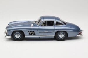 Mercedes 300 SL W198 Gullwing Light Blue Metallic Minichamps 1:18 110037220 Metalli — kuva 4 / 8