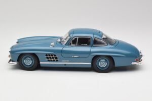 Mercedes 300 SL W198 Vaaleansininen Minichamps 1:18 180039007 Metalli — kuva 4 / 8