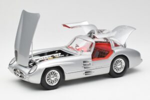 Mercedes 300 SLR Uhlenhaut Coupe Hopea Maisto 1:18 536898 Metalli — kuva 2 / 8