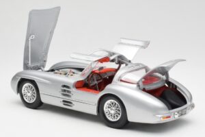 Mercedes 300 SLR Uhlenhaut Coupe Hopea Maisto 1:18 536898 Metalli — kuva 5 / 8