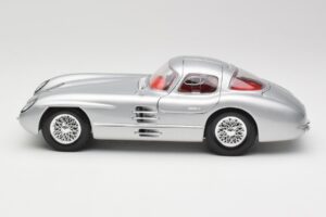 Mercedes 300 SLR Uhlenhaut Coupe Hopea Maisto 1:18 36898 Metalli — kuva 4 / 8