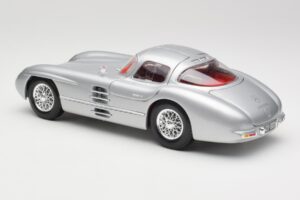 Mercedes 300 SLR Uhlenhaut Coupe Hopea Maisto 1:18 36898 Metalli — kuva 7 / 8