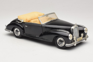 Mercedes 300S Musta Maisto 1:18 52116-P1 Metalli — kuva 6 / 8