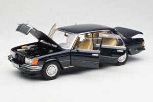 Mercedes 450 SEL 6.9 W116 Tummansininen Revell 1:18 8956 Metalli — kuva 2 / 8