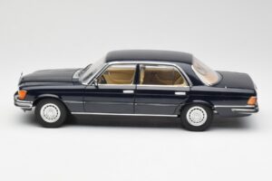 Mercedes 450 SEL 6.9 W116 Tummansininen Revell 1:18 8956 Metalli — kuva 4 / 8