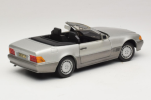 Mercedes SL 500 R129 Hopea Revell 1:18 8801-P1 Metalli — kuva 3 / 8