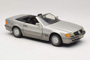 Mercedes SL 500 R129 Hopea Revell 1:18 8801-P1 Metalli — kuva 6 / 8