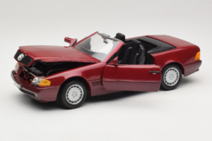Mercedes 500 SL R129 Tummanpunainen Revell 1:18 8801 Metalli — kuva 2 / 8