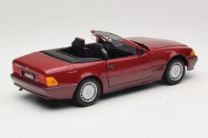 Mercedes 500 SL R129 Tummanpunainen Revell 1:18 8801 Metalli — kuva 3 / 8