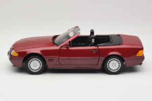 Mercedes 500 SL R129 Tummanpunainen Revell 1:18 8801 Metalli — kuva 4 / 8
