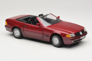 Mercedes 500 SL R129 Tummanpunainen Revell 1:18 8801 Metalli — kuva 6 / 8