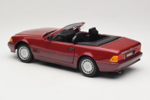 Mercedes 500 SL R129 Tummanpunainen Revell 1:18 8801 Metalli — kuva 7 / 8