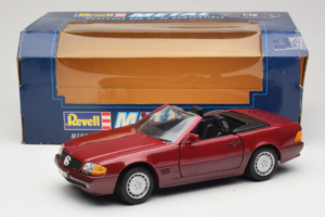 Mercedes 500 SL R129 Tummanpunainen Revell 1:18 8801 Metalli — kuva 8 / 8