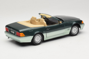 Mercedes 500 SL R129 Hopeavihreä Revell 1:18 8802 Metalli — kuva 3 / 8